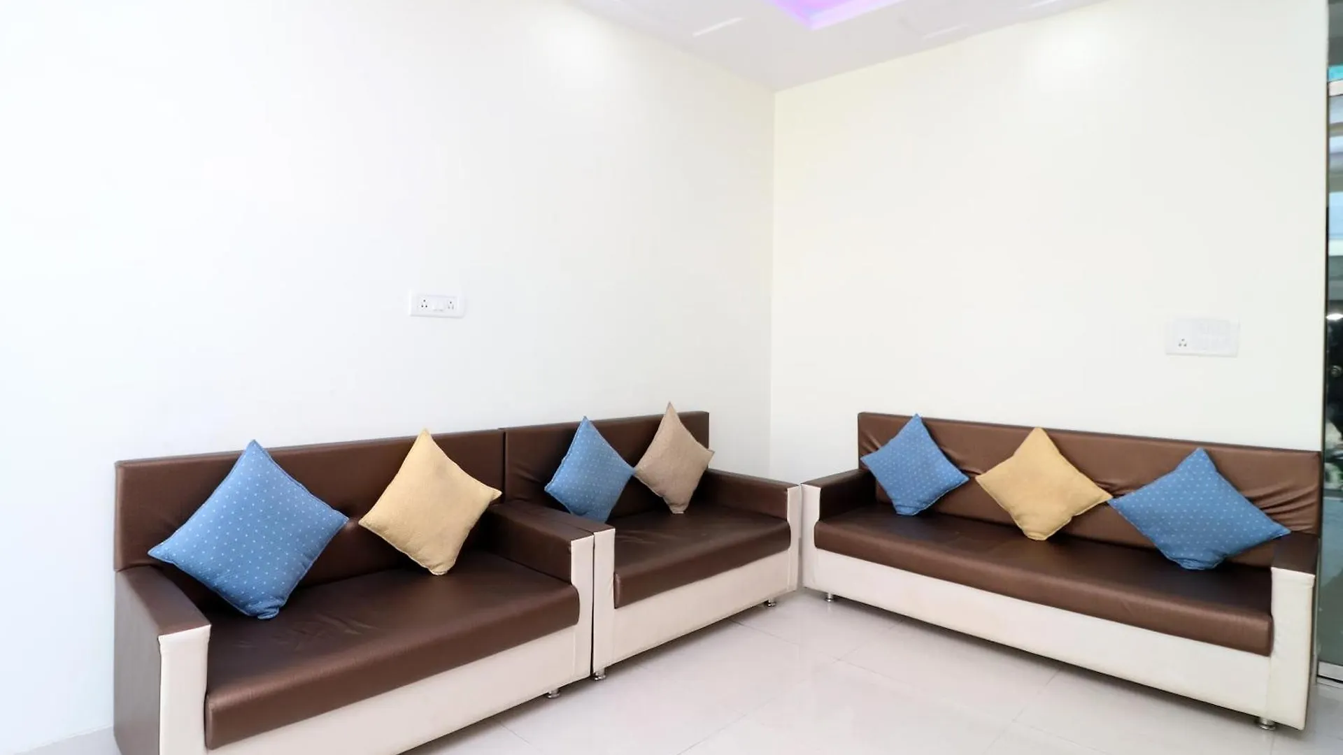אגרה Oyo Hotel The Orient Tree